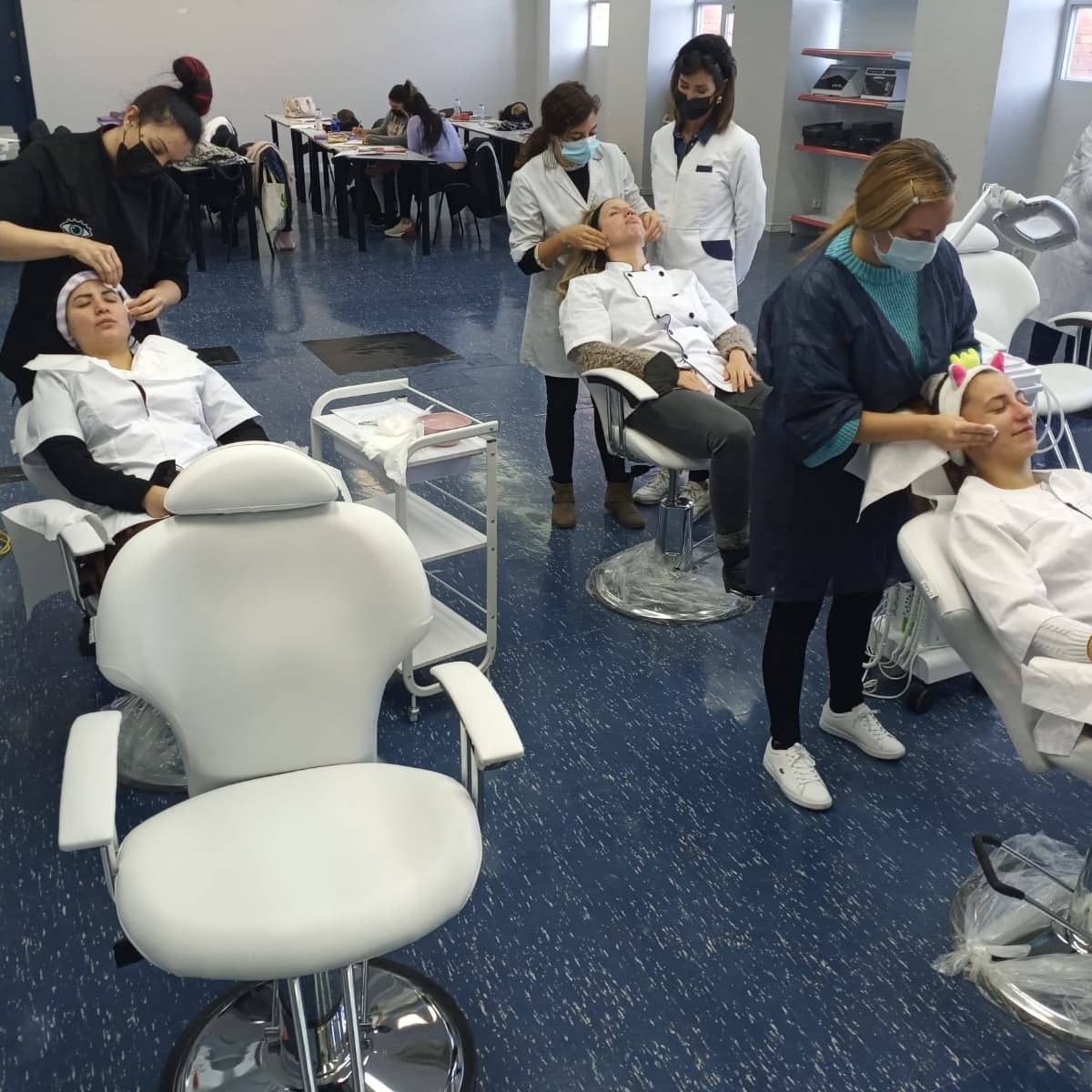NaforlanNavarra's tweet photo. Como dice nuestra profesora: "¡Es viernes, y nuestra piel lo sabe!" 
Hoy, en el Certificado de profesionalidad de Servicios estéticos de higiene, depilación y maquillaje, subvencionado por @empleo_na, hemos empezado con tratamientos faciales completos
#Formación #Estética #Empleo https://t.co/r5dVhJQtLz