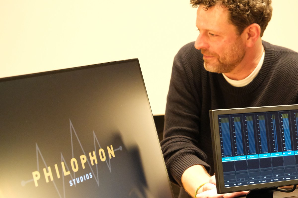 CdMLuxembourg's tweet photo. De Minister @LexDelles an d’Chambre des Métiers an de waren haut bei en ganz speziellen Handwierksbetrib op Beetebuerg op Visitt. Philophon Studios „mëscht“ im wahrsten Sinne des Wortes bei de ganz grousse Filmproduktioune mat! #Artisanat #Handwierkmakesithappen https://t.co/Hv4UKBXqmq