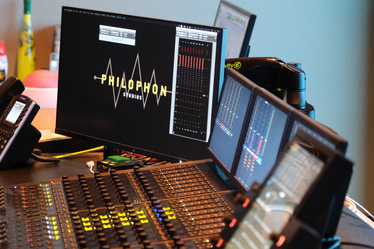CdMLuxembourg's tweet photo. De Minister @LexDelles an d’Chambre des Métiers an de waren haut bei en ganz speziellen Handwierksbetrib op Beetebuerg op Visitt. Philophon Studios „mëscht“ im wahrsten Sinne des Wortes bei de ganz grousse Filmproduktioune mat! #Artisanat #Handwierkmakesithappen https://t.co/Hv4UKBXqmq