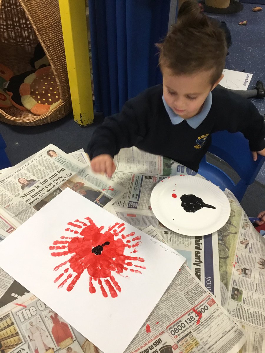 HodkinsonRBL's tweet photo. In EYFS this week, we have remembered the soldiers who fought for our country. We have made biscuits, poppies and wreaths! The children also enjoyed taking part in our two minute silence, listening the The Last Post whilst reflecting. https://t.co/XFrOOLNqxq