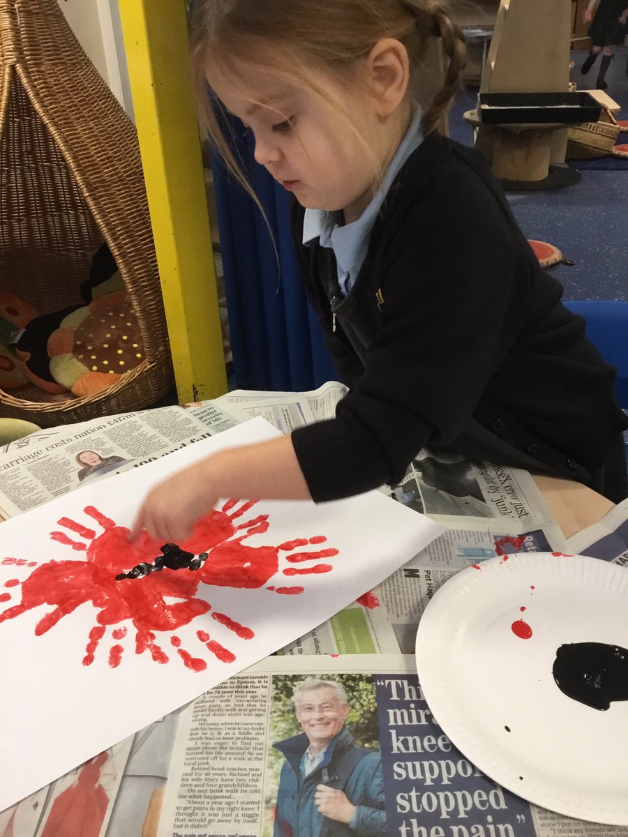 HodkinsonRBL's tweet photo. In EYFS this week, we have remembered the soldiers who fought for our country. We have made biscuits, poppies and wreaths! The children also enjoyed taking part in our two minute silence, listening the The Last Post whilst reflecting. https://t.co/XFrOOLNqxq