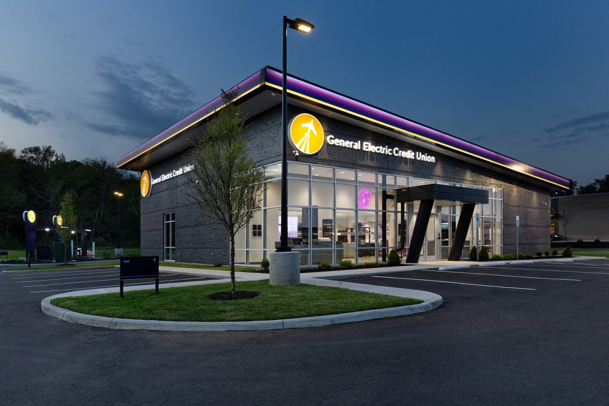 MSPdesign's tweet photo. GE Credit Union is modern banking at its best! Members enjoy an enhanced banking experience with great amenities. MSP is proud to assist with the implementation of the new GECU brand/prototype at multiple locations in the region. Read more here: https://t.co/XXsoTKKUtT https://t.co/dzPjEi47Bj