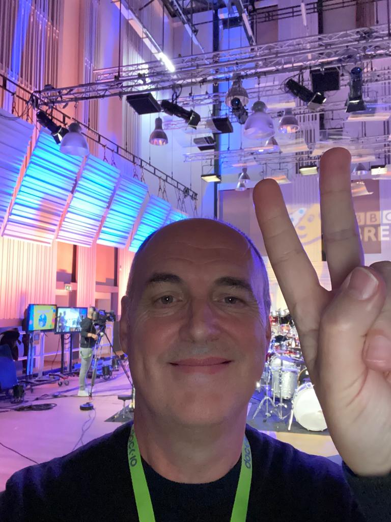 chiuni's tweet photo. Earlier today @MarcusSmith78 sent us the BEST selfie to show that they were two hours into the #BBCBreakfastDrumathon...
But we took it as a peace sign ✌️🤷♂️
(a thread of excellent Marcus selfies) https://t.co/nLeLlxa0xK