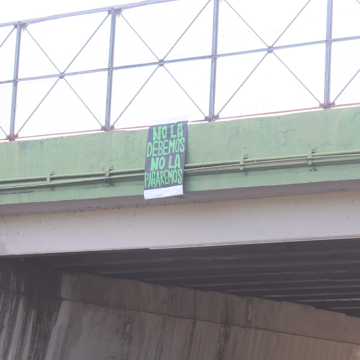 PIP_LasPiedras's tweet photo. Hoy, la @JuventudPIP del Distrito Humacao junto al Movimiento Estudiantil de la UPR-H impactaron puentes de Caguas, Juncos, Gurabo y Las Piedras con su iniciativa ‘Ocupemos la 30’. Allí, desplegaron pancartas en rechazo a la JCF y la Ley 53. ¡El Este está presente! https://t.co/wQAmb0rI0r