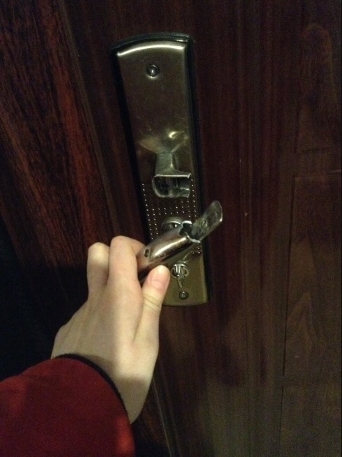 Ручка от пластикового двери. Как сделать сломанную ручку. Дверная ручка для входной двери без замка т 5. Ручка которая клеит бумагу. Как сделать сломанную ручку.