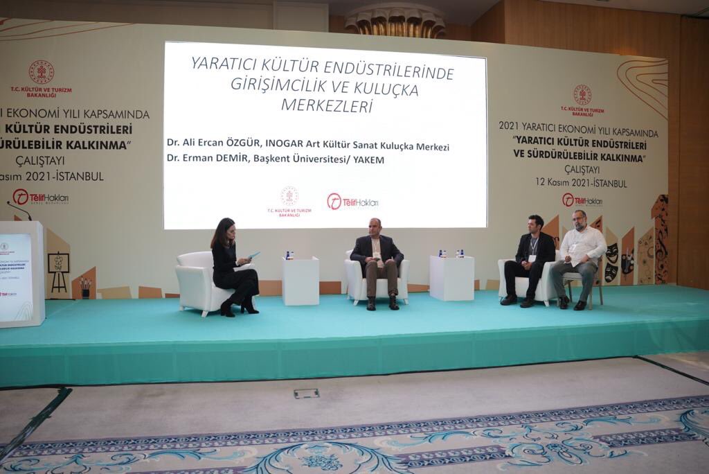 ktbtelifhaklari's tweet photo. 📌 “Yaratıcı Kültür Endüstrilerinde Girişimcilik ve Kuluçka Merkezleri”, “Medyada Kültürel İçerik” ve “Türkiye’de Dijital Oyun Endüstrisi ve Dış Ticarete Etkisi” oturumlarında yaratıcı kültür endüstrilerinin sürdürülebilir büyümeye katkısının artırılmasının önemine değinildi. https://t.co/v1Jf63adqU