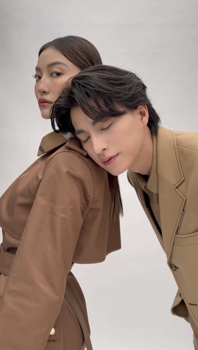 GulfPhiB's tweet photo. Me likey this 🎶🎵 very much!
#GulfKanawut & #JingJingYu cover models for @bazaarthailand #DigitalCover - #Burberry #BurberrySS22 & #TheOlympiaBag
GULF KANAWUT
#RiccardoTisci #BAZAARThailand #BurberryOuterwear #BURBERRYOPENSPACES @gulfkanawut #กลัฟคณาวุฒิ @Burberry https://t.co/fYWw6613on