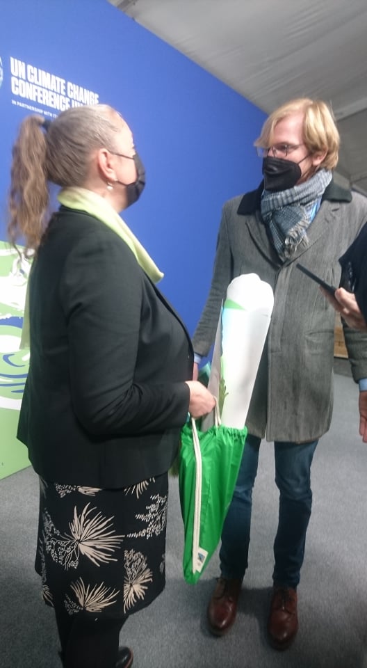 United for Climate Justice Luxembourg, a coalition of more than 30 ONGs, labour unions, grassroots movements and <a href="/yfcluxembourg/">Youth for Climate Luxembourg</a>, has handed over to our representative minister at the #cop26 @DieschbourgC a booklet with informations and recommendations. 
tinyurl.com/9xyvesh6