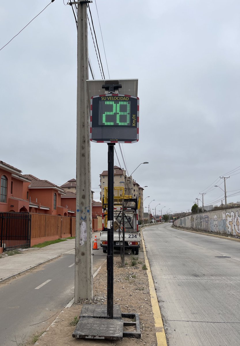 MTTCoquimbo's tweet photo. #AgendaMTT 🗓 Para alertar a los conductores que excedan la velocidad máxima de 50 km/hr en zonas urbanas, en #LaSerena instalamos un radar educativo en Cisternas/Los Plátanos. El plan piloto de @conaset busca realizar una labor preventiva para evitar siniestros en el tránsito. https://t.co/NoUaSe9F4u