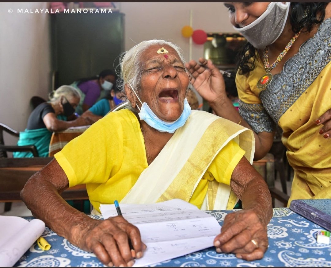 DheenahD_IAS's tweet photo. That hearty laugh of 104 year YOUNG Kuttiyamma who scored 89/100 marks in the Kerala State Literacy Mission exam!!🙂😊😊

Padaayi ki koyi umar nahi hotii( Pursuit of Knowldge has no age limits!!!!)😊😊✌👏
#pureemotions #agenobar https://t.co/WyUEvp8J8U