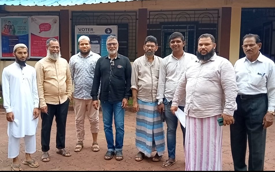 Rff_Bhatkal's tweet photo. Focusing on #trashmanagement and lacks of clarity from #HebleBhatkal
The situation of #RahmatAbad is prime concerned and the residence of #Heble is in Mired in Chaos
With help of #WelfarePartyIN and #RahmatAbad residence reminisced for trash management
#dcuttarakannada https://t.co/en6pKwnGNk