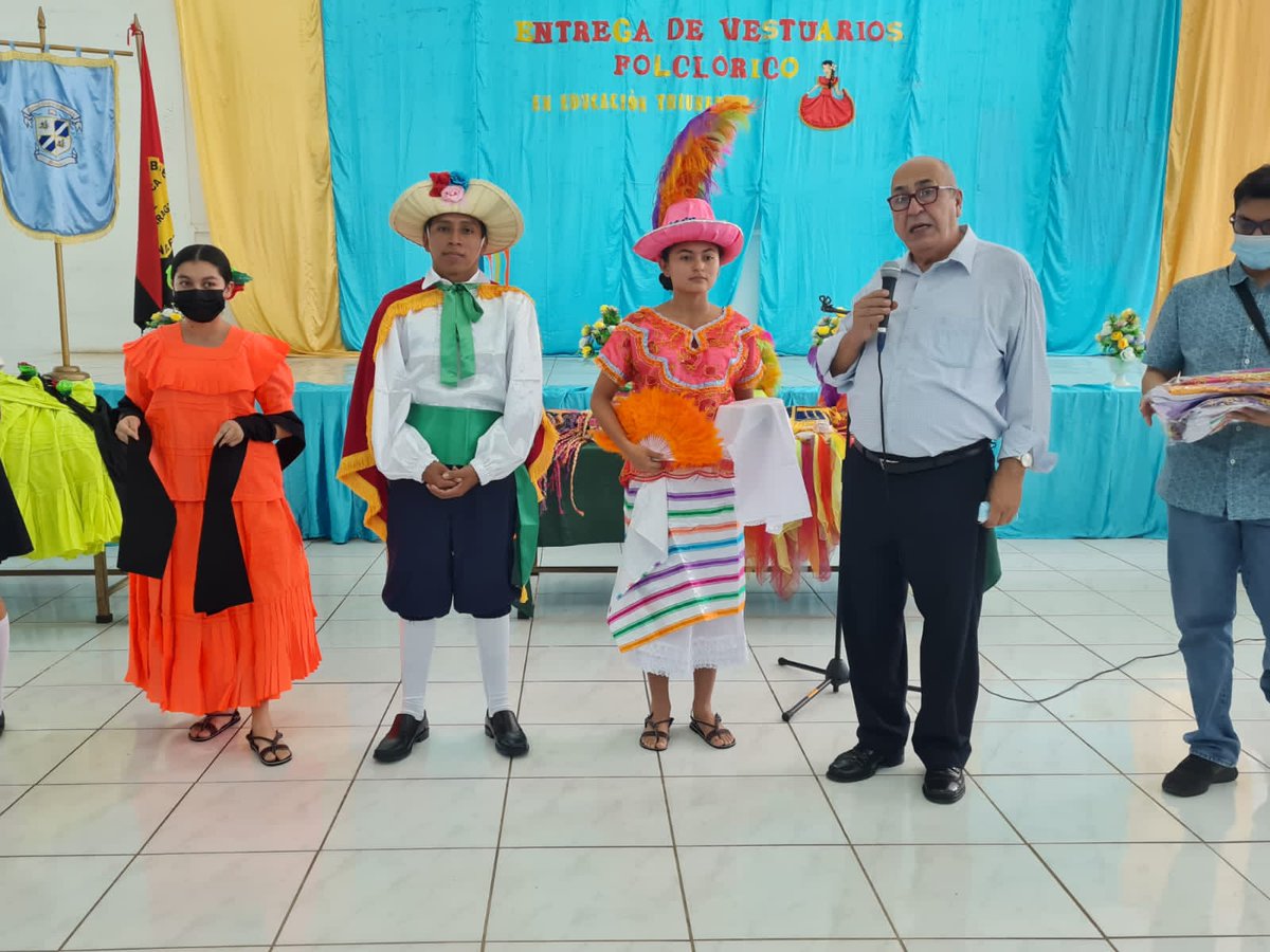Entrega de trajes folclóricos y tradicionales a Estudiantes de la Escuela Normal Alesio Blandón, Managua, para mejorar y fortalecer las presentaciones artísticas de los protagonistas.

#Nicaragua