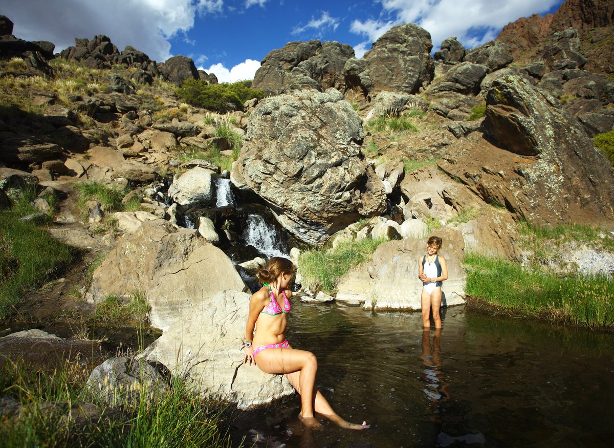 neuquentur's tweet photo. Hoy #PaseoVirtual 📲 por #Varvarco 
Los Tachos Aguas calientes⛰✨

¡No te pierdas este verano todo lo que el norte neuquino tiene para ofrecer !😍

#NeuquenEsTuDestino https://t.co/oU3U2C6wnk