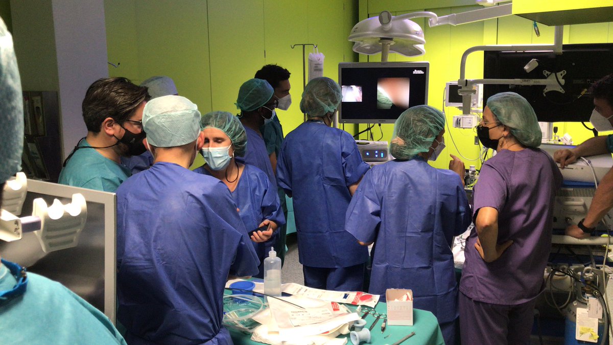 AlbertoIsla1's tweet photo. And following the session doing the thing @rncirugia2021 @mrmrwalk @briandunkinmd https://t.co/WmAaYrCCrj
