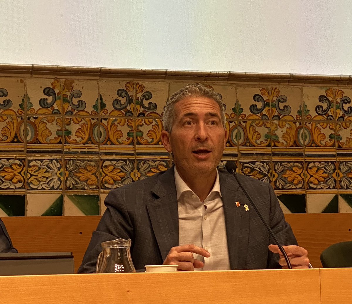 cesirecat's tweet photo. El conseller d’Educació Josep Gonzàlez-Cambray inaugura “Molècules que ens han canviat la vida” a l’@iec amb participants de la formació del @cesirecat “Actualització científica i experiències d’aula per a professorat de FQ” #ACEAPFQ #expomolecules @scq_iec @AznarElisabeth https://t.co/HbYXjWJWj1