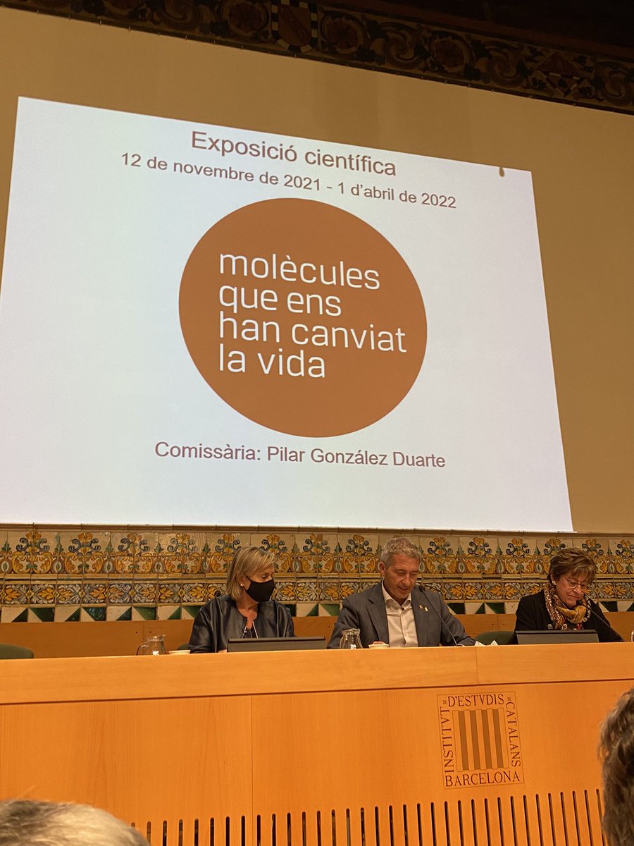cesirecat's tweet photo. El conseller d’Educació Josep Gonzàlez-Cambray inaugura “Molècules que ens han canviat la vida” a l’@iec amb participants de la formació del @cesirecat “Actualització científica i experiències d’aula per a professorat de FQ” #ACEAPFQ #expomolecules @scq_iec @AznarElisabeth https://t.co/HbYXjWJWj1