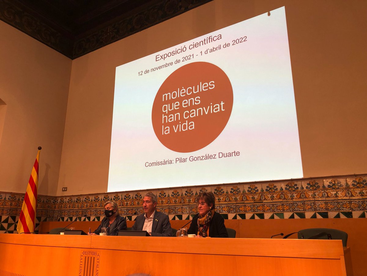 scq_iec's tweet photo. El Conseller d’Educació de la @gencat Josep González Cambray (@JosepGCambray) participa en la inauguració de l’exposició Molècules que ens han canviat la vida recordant que les visites guiades ja estan plenes fins a finals de febrer. Més de 3000 alumnes! #expomolecules @iec https://t.co/ByEQvBN2Ki
