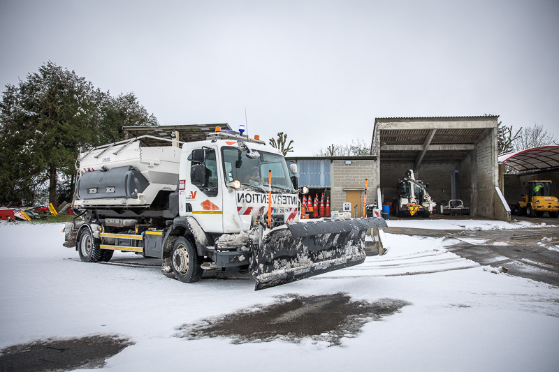 Le service hivernal débute aujourd'hui, il s'étendra jusqu'au 18 mars 2022. Durant cette période les agents des routes se rendent disponibles 7j/7 et 24h/24, pour assurer la sûreté des déplacements en #valdoise ➡️ bit.ly/3loUwgN #servicehivernal #routes #sécurité