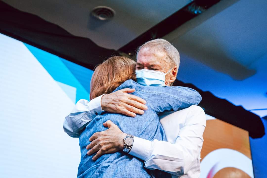 debopetra's tweet photo. El gobernador @JSchiaretti, @alevigo y @NataliaDLSok, junto a los demás candidatos y candidatas y al intendente @MartinLlaryora realizaron el cierre de campaña. Este domingo no votemos por la grieta, votemos por Córdoba, para construir una Argentina más federal.
#EllasProponen https://t.co/9DKK419PQf