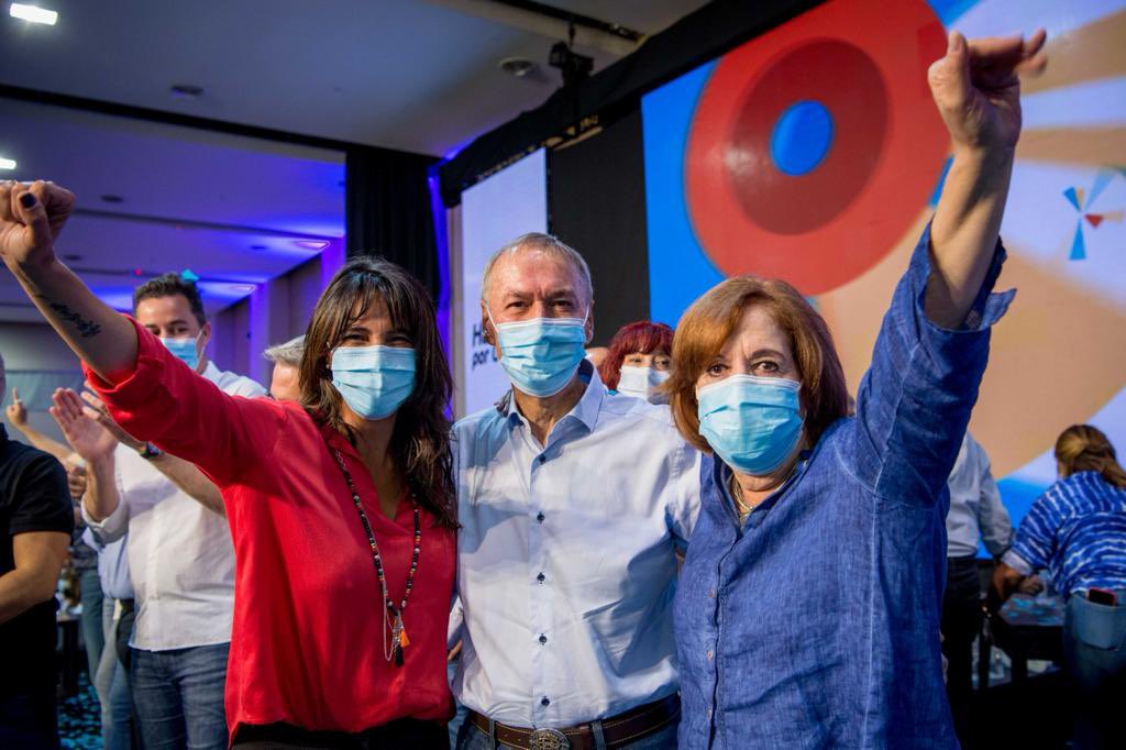 debopetra's tweet photo. El gobernador @JSchiaretti, @alevigo y @NataliaDLSok, junto a los demás candidatos y candidatas y al intendente @MartinLlaryora realizaron el cierre de campaña. Este domingo no votemos por la grieta, votemos por Córdoba, para construir una Argentina más federal.
#EllasProponen https://t.co/9DKK419PQf