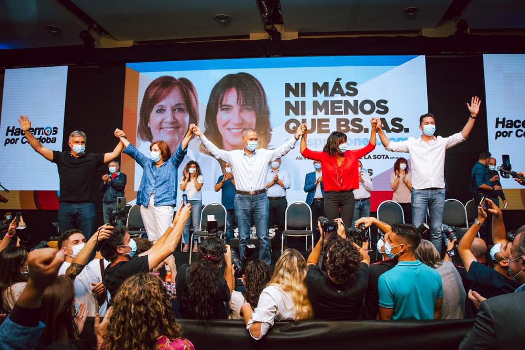 debopetra's tweet photo. El gobernador @JSchiaretti, @alevigo y @NataliaDLSok, junto a los demás candidatos y candidatas y al intendente @MartinLlaryora realizaron el cierre de campaña. Este domingo no votemos por la grieta, votemos por Córdoba, para construir una Argentina más federal.
#EllasProponen https://t.co/9DKK419PQf