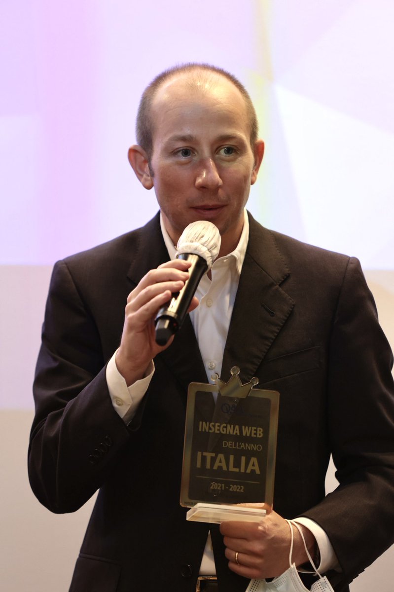 simonepescatore's tweet photo. Orgoglioso di ricevere questo premio a corononamento di una strategia di investimenti dedicata alla costruzione di una relazione omnicanale con i consumatori e degli sforzi che tutti i giorni compiono le nostre squadre. #Bennet #InsegnaDellAnno #Web #eCommerce @gsantambrogio1 https://t.co/EkkKqSIget