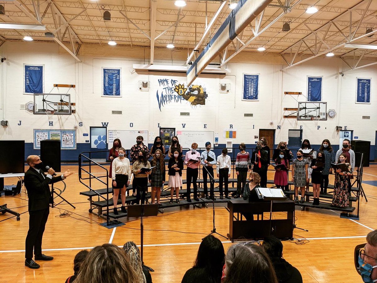 JJHSingsBuda's tweet photo. The #JeffersonSingers came out of the darkness and into the Spotlight last night! Congratulations on an outstanding performance! @JeffersonJH68 @Woodridge68 #JeffsersonSingers #IntotheSpotlight #JubilateDeo #HowCanIKeepfromSinging #ItsTime https://t.co/ZdCJsQmQnv