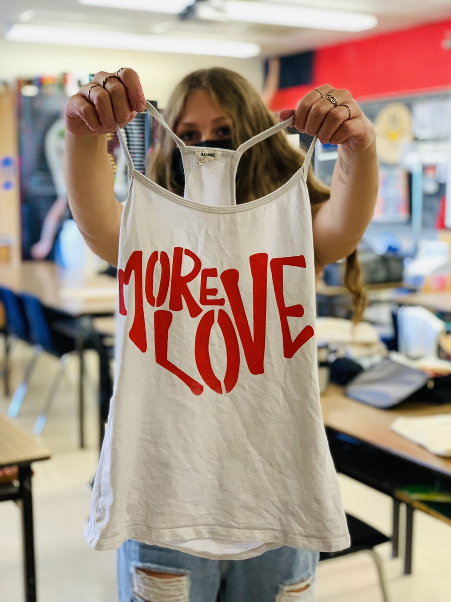 MrJeans's tweet photo. Busy day in #studio122! Psychedelic posters turned into screen prints and guess who loved doing it? Yup, everyone!😃 #wearyourart #happyartists #learningisfun https://t.co/QMjuUGuApF
