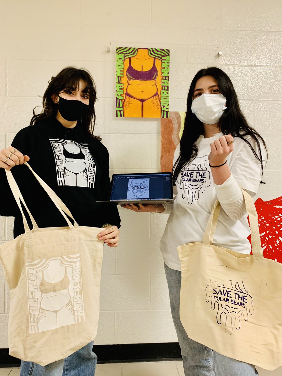 MrJeans's tweet photo. Busy day in #studio122! Psychedelic posters turned into screen prints and guess who loved doing it? Yup, everyone!😃 #wearyourart #happyartists #learningisfun https://t.co/QMjuUGuApF