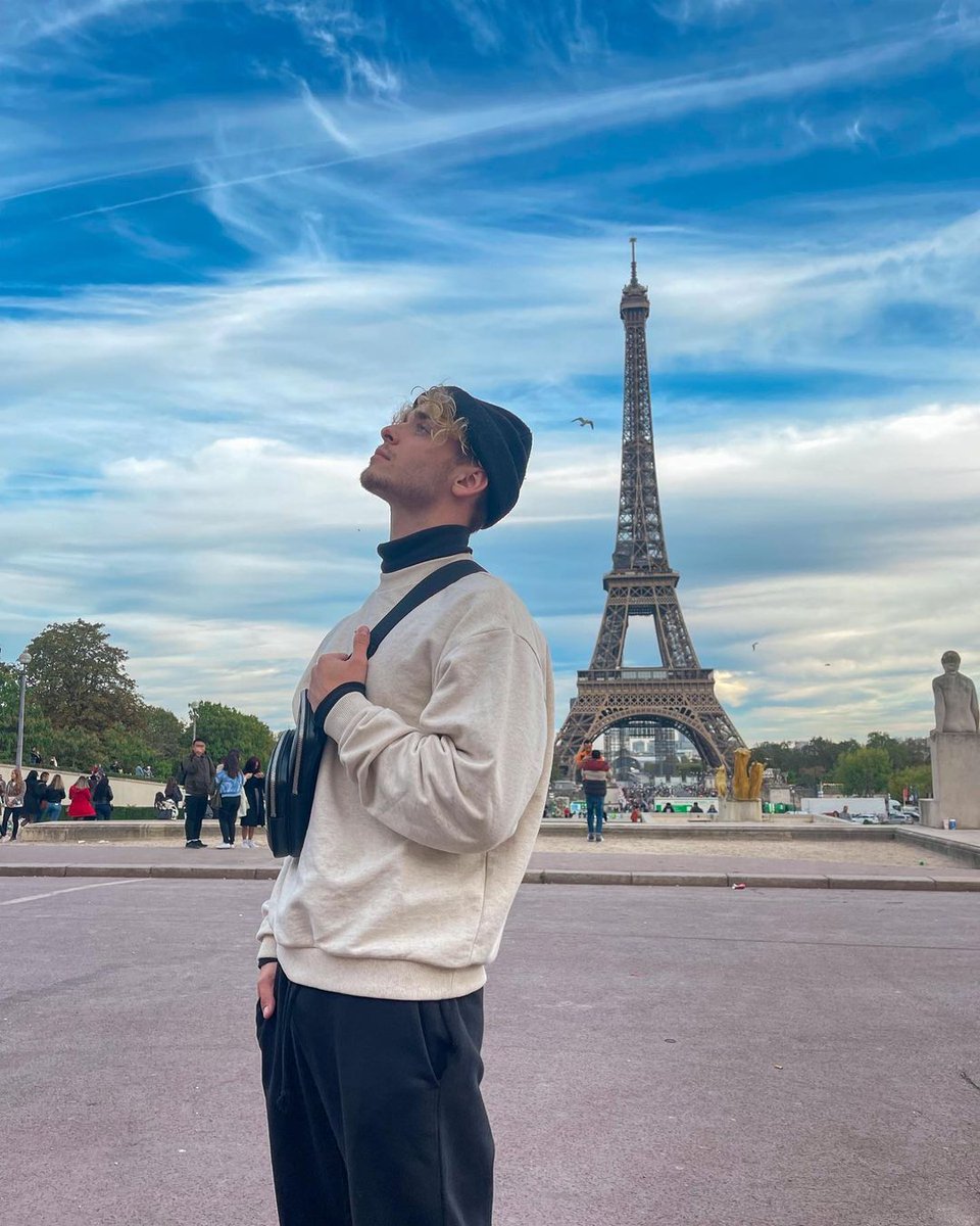 joshbarchive's tweet photo. it's Paris baby! https://t.co/xVPtLI8RmD