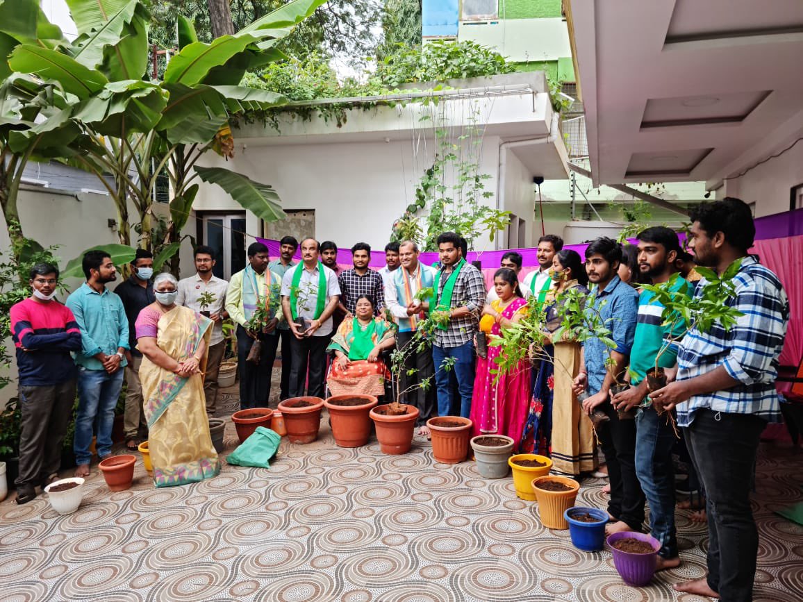 I am  delighted to be celebrating my birthday with #GreenIndiaChallenge in favourable collaboration with <a href="/MarkandeyuluDr/">Dr.Markandeyulu</a> I am propitious to extend my support to @MPsantoshtrs
