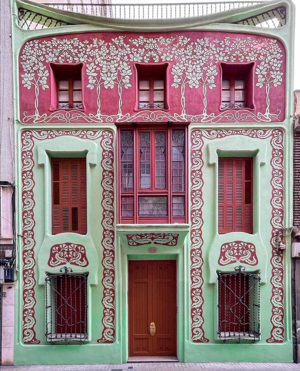 sanatkaravani's tweet photo. Barselona'nın, detayları ile göz kamaştıran mimarisi. 

📸 archidesiign | IG https://t.co/Sa2nghKxbv