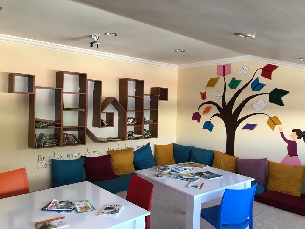 Muğla’mızda Kütüphanesiz Okul Kalmayacak❗️

Millî Eğitim Bakanlığımız tarafından hayata geçirilen “Kütüphanesiz Okul Kalmayacak” projesi kapsamında Marmaris Şehit Cengiz Nedip Eker İlkokulunda kısa sürede yapımı tamamlanan kütüphanemizi açtık.