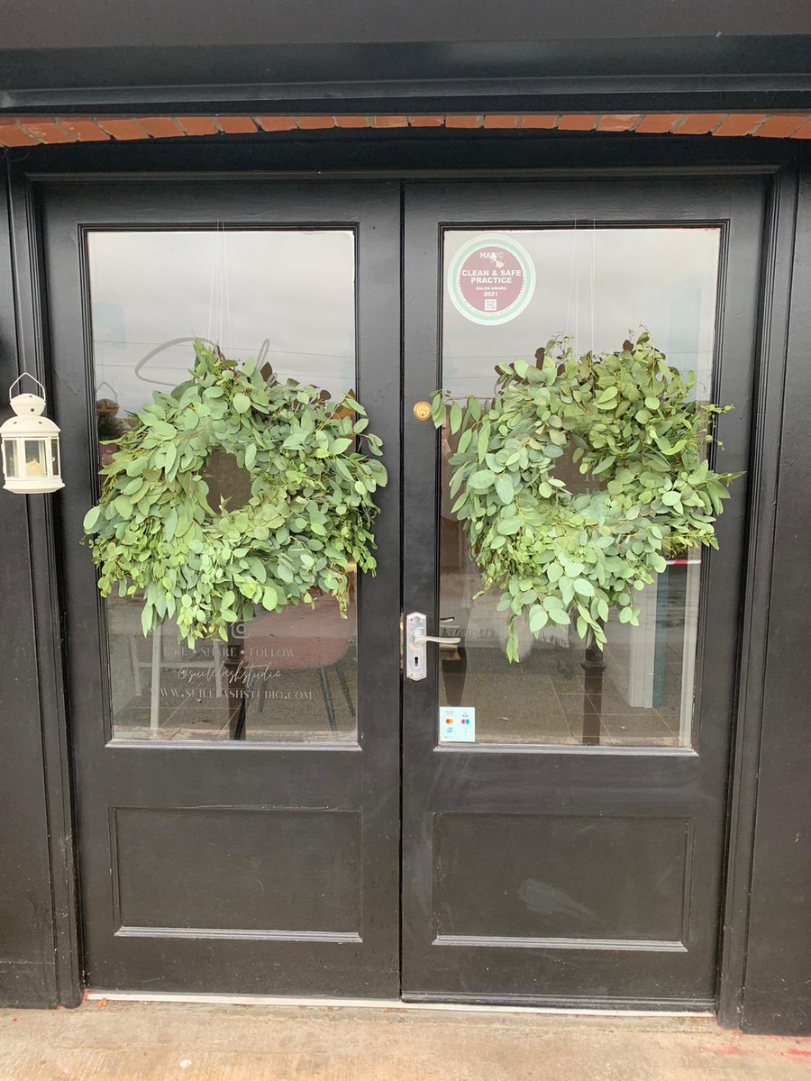 How stunning are these  Eucalyptus Door Wreaths on this shop front! 

#twittermagic #doorwreath #christmas