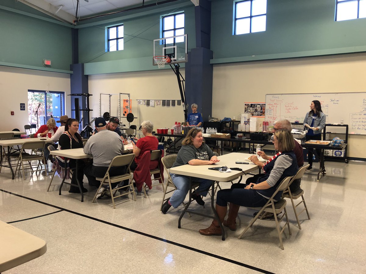 AsburyLCS's tweet photo. Asbury Academy hosted a BBQ lunch for Lincoln County veterans today!  #gratefulnation #honorourvets #VeteransDay #VeteransDay2021 https://t.co/MRvEAFsa0Z