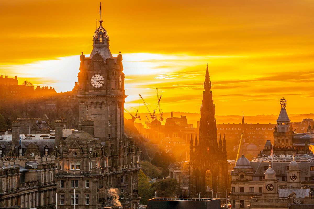 Some fantastic light over Edinburgh City Centre last week - I especially love the way the Stained Glass window in the Scott Monument is being lit up by the sun. #Edinburgh @thisisedinburgh @VisitScotland