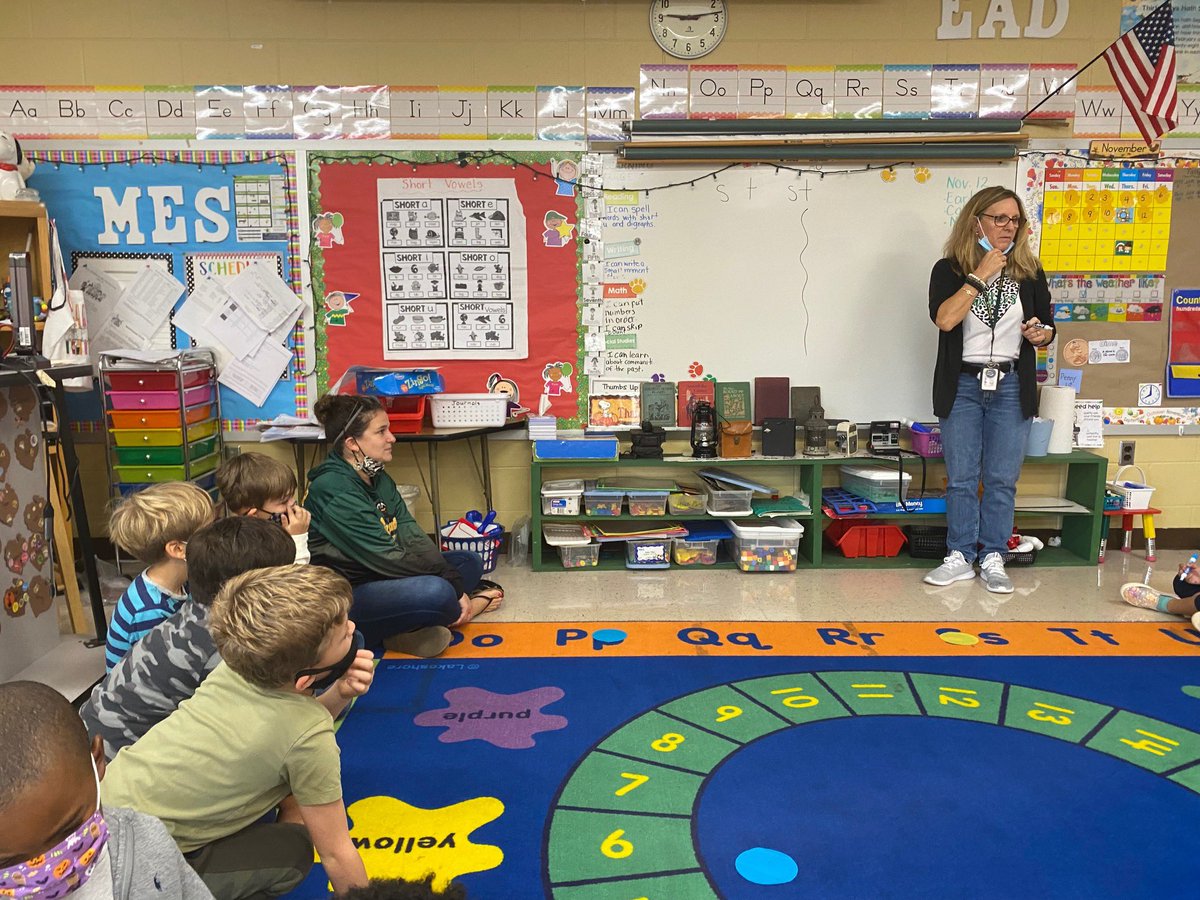 KateLubrano's tweet photo. Such a fun way to start the morning! We joined Mrs. Florence’s first graders in “pass the pen”, a race to see which group could come up with the most S and T words 💚💛 #mescubs #engageycsd @dawn0926 https://t.co/sHhb2FBRUI
