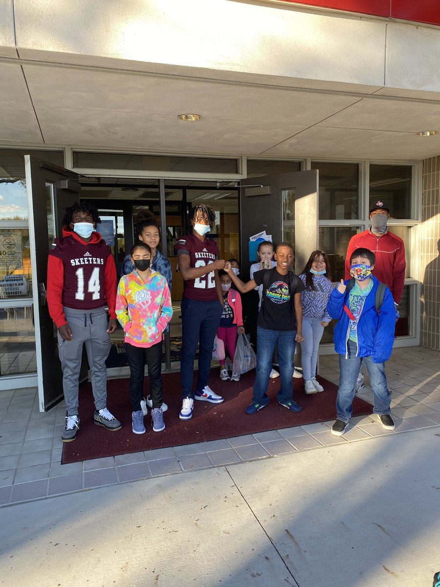 Special S/0 to these juniors <a href="/Daltonfor6/">Dalton Martin</a> and @Afnf2Wilson !!! They haven’t missed a day of volunteering this year and the kids love  it !!! Always nice giving back to future Skeeters  and building our community !! <a href="/DemarcusHarri01/">Coach Harris</a> <a href="/AbramJoseph5/">Abram Joseph</a> <a href="/SkeeterRecruits/">USVSUS</a> <a href="/mesquiteisdtx/">Mesquite ISD</a>