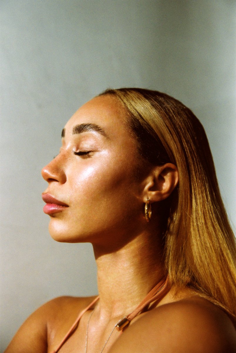 lifeaseva's tweet photo. All my life I struggled with dry, dull skin, so I made this product to fix it for good. 

Vegan, cruelty free, dermatologist tested + approved, fragrance and dye free, glass packaging and 100% pure luxury ingredients.

Sun Glass is available to shop now :) https://t.co/uCEmxlZptZ https://t.co/ma1m1ZsAD5