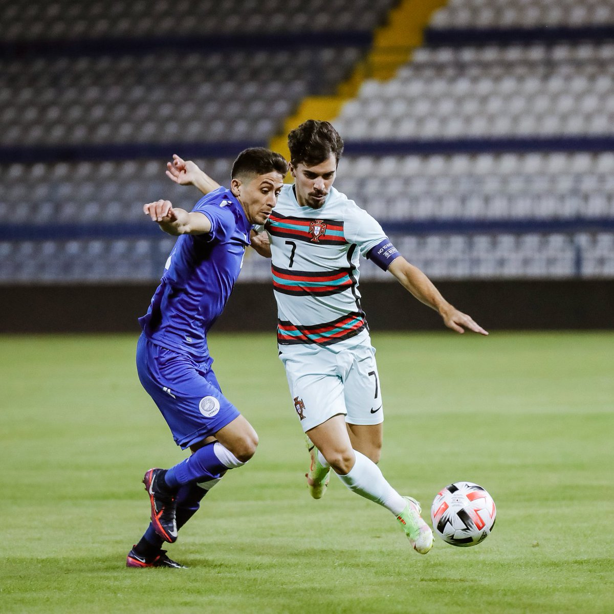 selecaoportugal's tweet photo. 🤤 O jogo que está a fazer o capitão @vitinha 🤤
#CHIPOR | 0-1 | #VamosComTudo #U21 https://t.co/9VMW9fxU8w