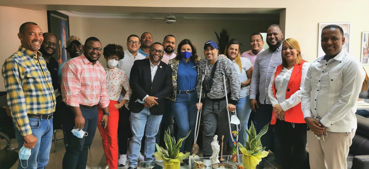 margaritacdf's tweet photo. ¡Cuánto entusiasmo y compromiso con el país! Este maravilloso grupo de jóvenes de Santo Domingo Norte me llenan de energía, con su talento y compromiso. ¡Juntos haremos historia! 💜 https://t.co/jLpf9epEv7