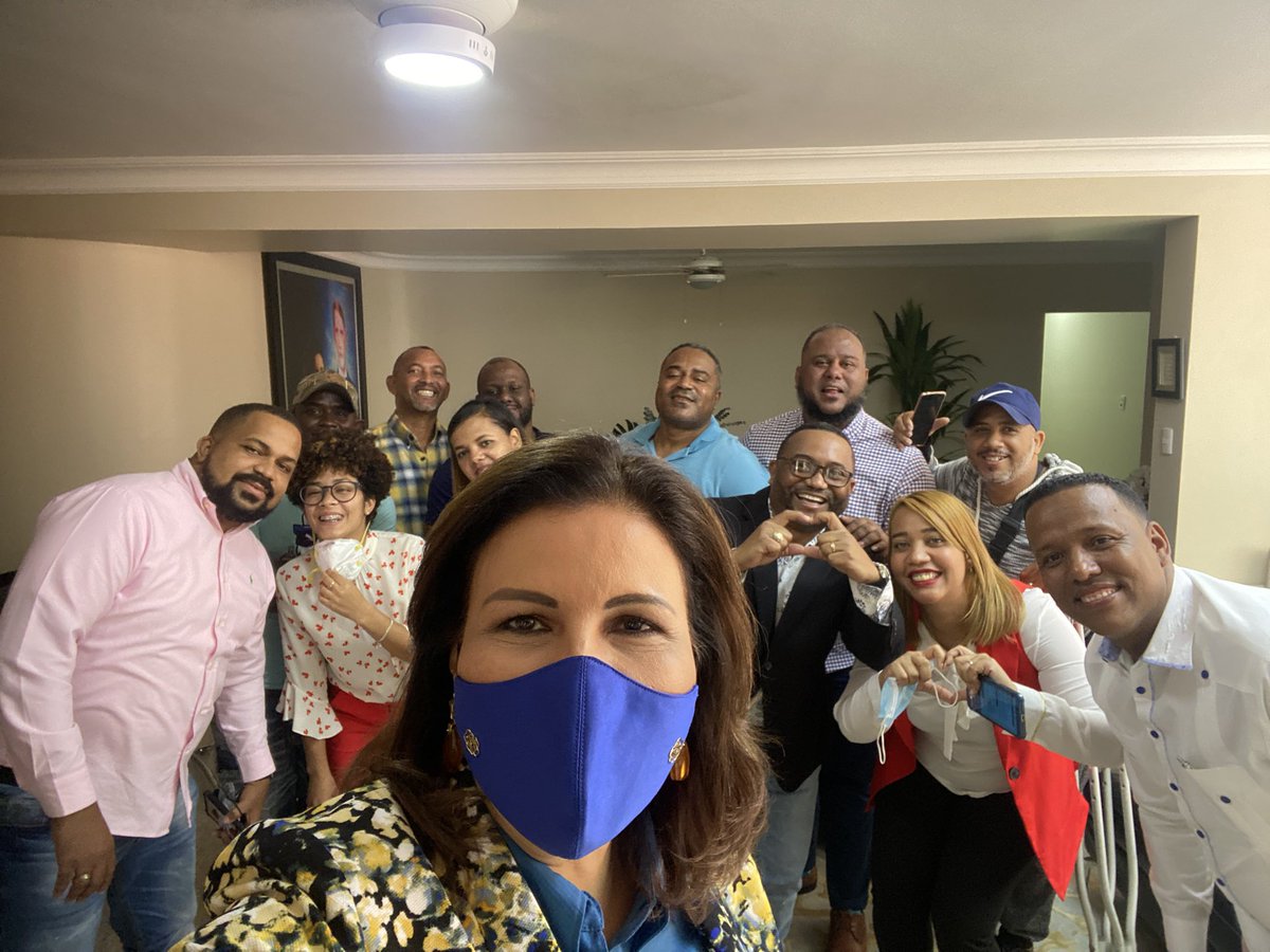 margaritacdf's tweet photo. ¡Cuánto entusiasmo y compromiso con el país! Este maravilloso grupo de jóvenes de Santo Domingo Norte me llenan de energía, con su talento y compromiso. ¡Juntos haremos historia! 💜 https://t.co/jLpf9epEv7