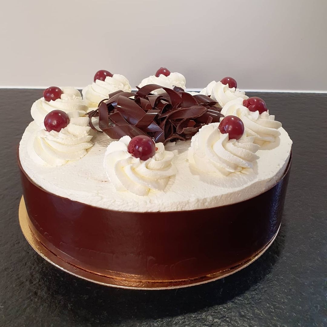 EISFformation's tweet photo. Quand nos apprenants font leur baptême de tempérage de chocolat... Bravo @isabellebr._ pour cette appétissante Forêt Noire ! https://t.co/N5iBZaLwe8 #Pâtisserie #CAPpâtissier https://t.co/SRSvccDdev