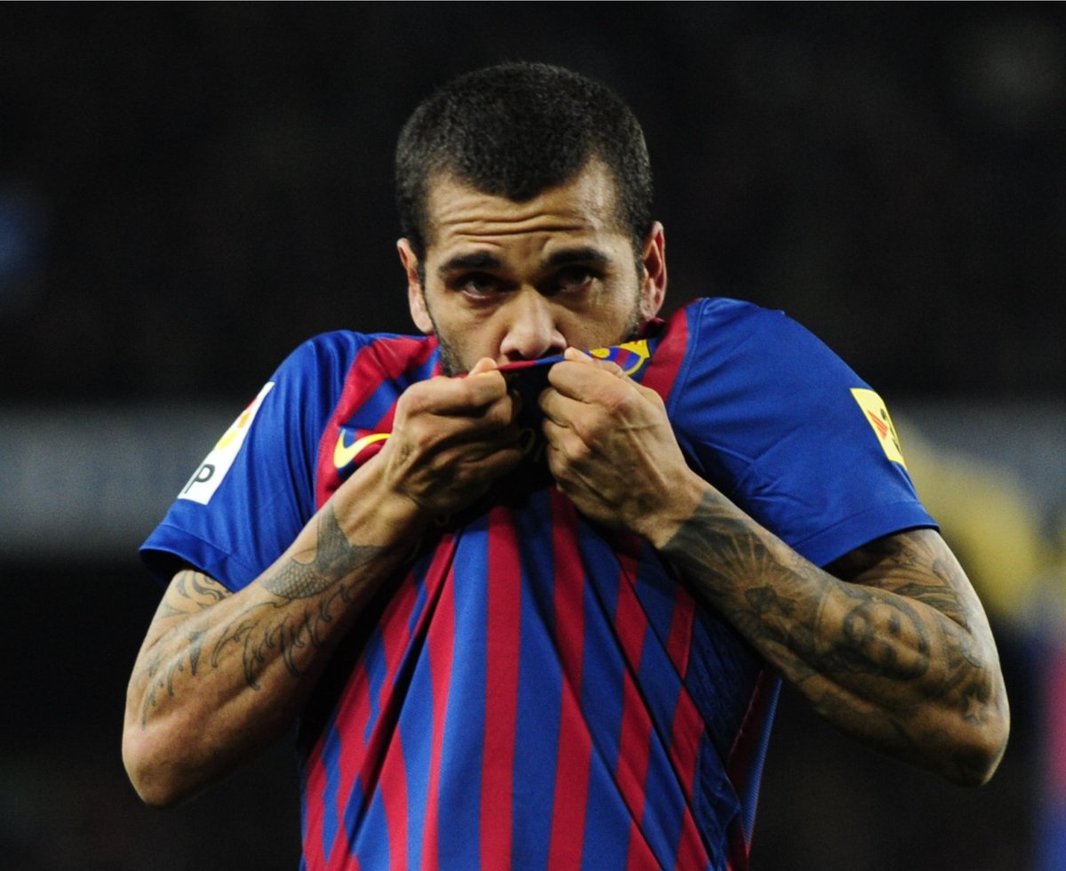 OficialSala12's tweet photo. Para fazer com que o retorno acontecesse, Dani Alves aceitou receber um salário mensal de QUATRO EUROS no Barcelona.

🗞 Sport https://t.co/EDVAczdpRa