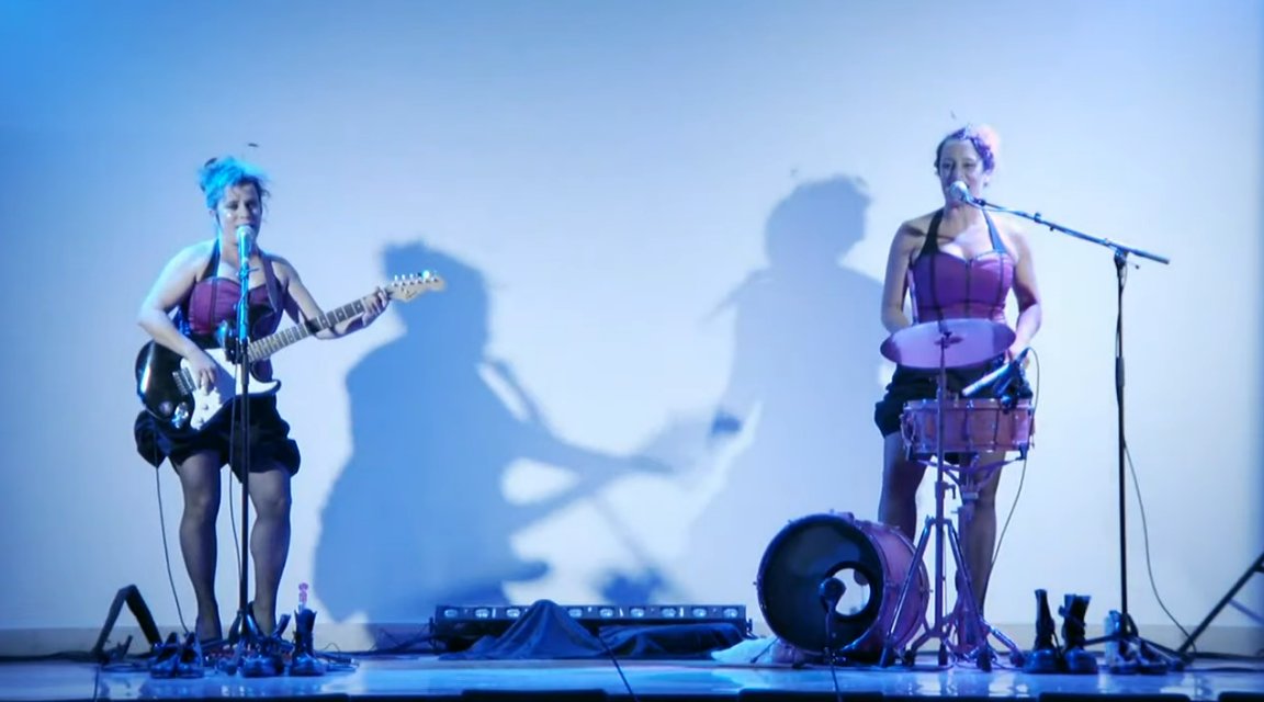 Llega la última intervención del congreso con la actuación de @LasXL #2CongresoFepaio #igualdadprofesional