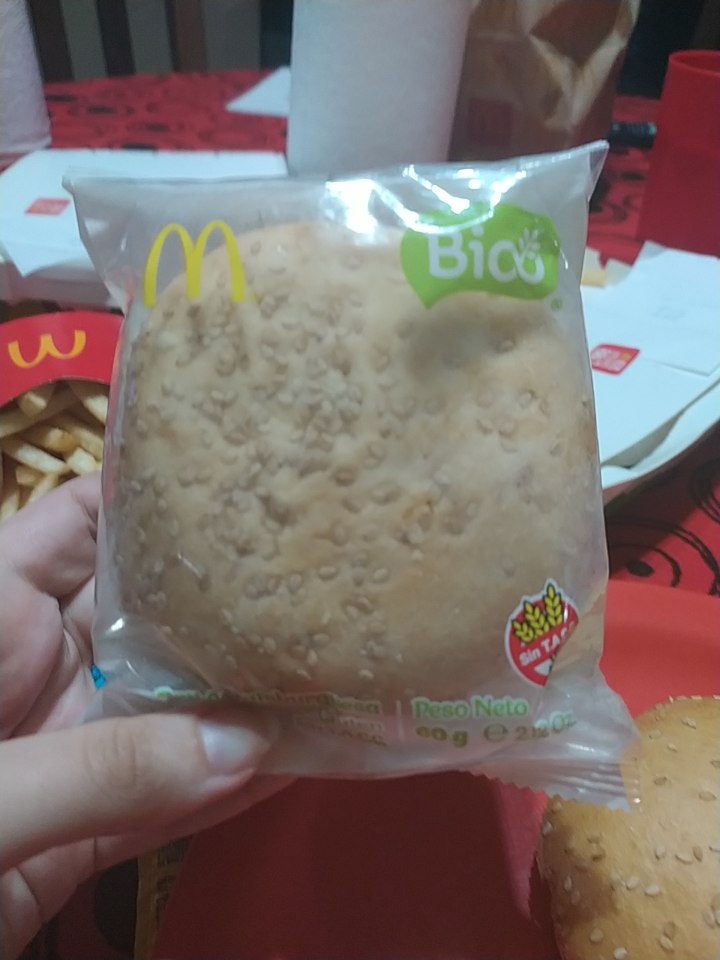 taengxdess's tweet photo. @McDonalds_Ar Pedi un cuarto de libra y me trajeron esto, seco, totalmente asqueroso, cómo hacemos? me mandan el queso en otro delivery? o me devuelven la plata? quiero una solución https://t.co/v9GYUpLiHB
