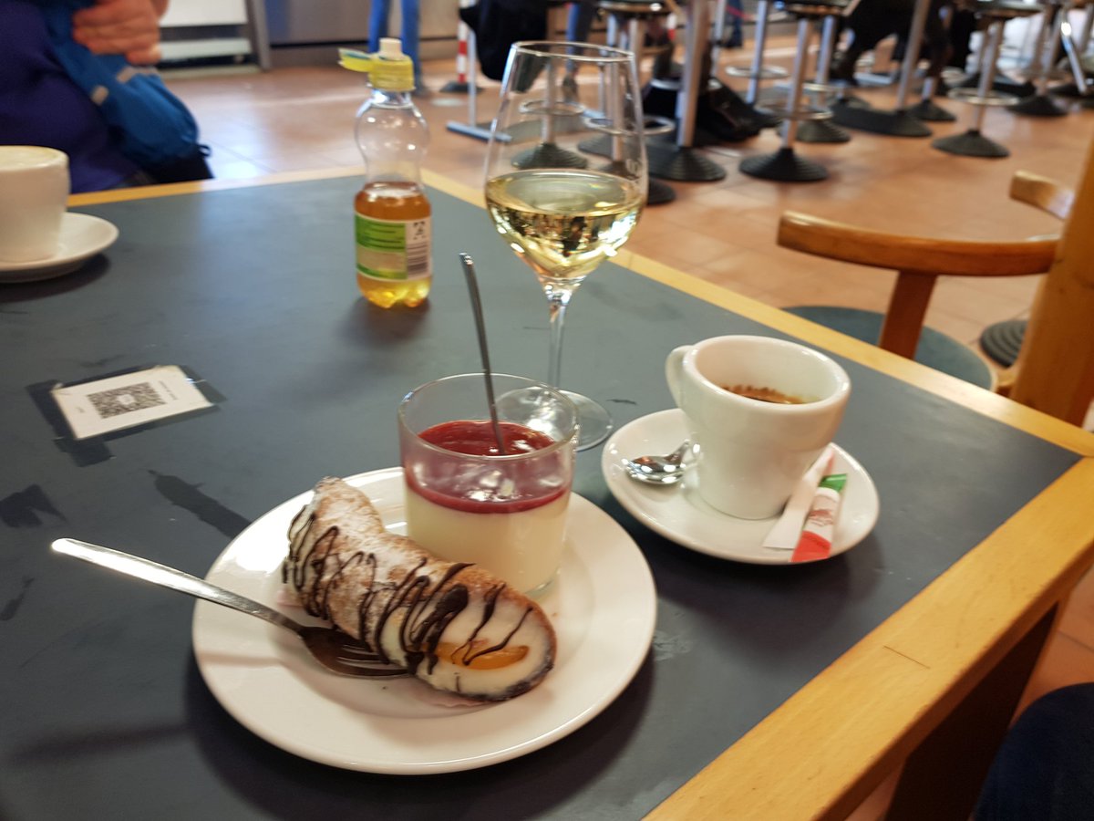 _Matthze_'s tweet image. Man is ja auch viel zu selten in Italien...

Grüße an @Oschn und @Der_dicke_Olli  aus der Geheimen Versorgungsbasis