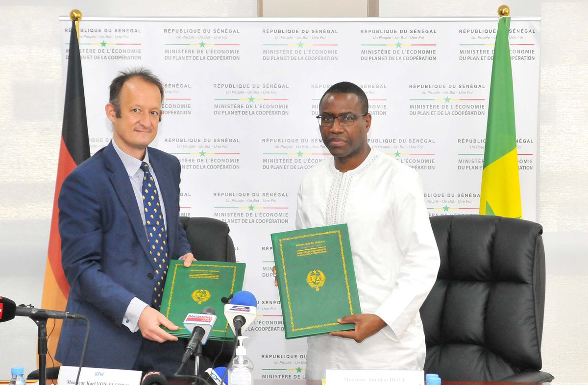 AmadouHott's tweet photo. Nous avons posé, ce vendredi, un nouvel acte fort dans la coopération entre le Sénégal et l’Allemagne à travers la signature de 2 contrats  
de financement sous forme de subventions avec la @KfW_int pour: 1) les énergies renouvelables, 2) la facilité de croissance des PME #PAP2A https://t.co/1xGoXJMKiS