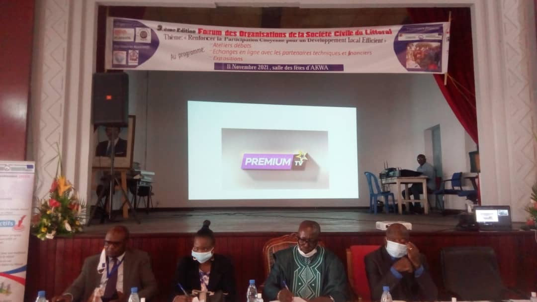 OnEstEnsembleCM's tweet photo. L'association OnEstEnsemble , membre de la plateforme a pu échanger avec plusieurs citoyens , en visite dans le stand pour partager la vision , les missions et les activités de l'organisation. 

RDV en 2022 pour l'édition 4!!!💪💪💪
#ensembleonestplusfort 
#onestensemble https://t.co/j9BbamlAqr
