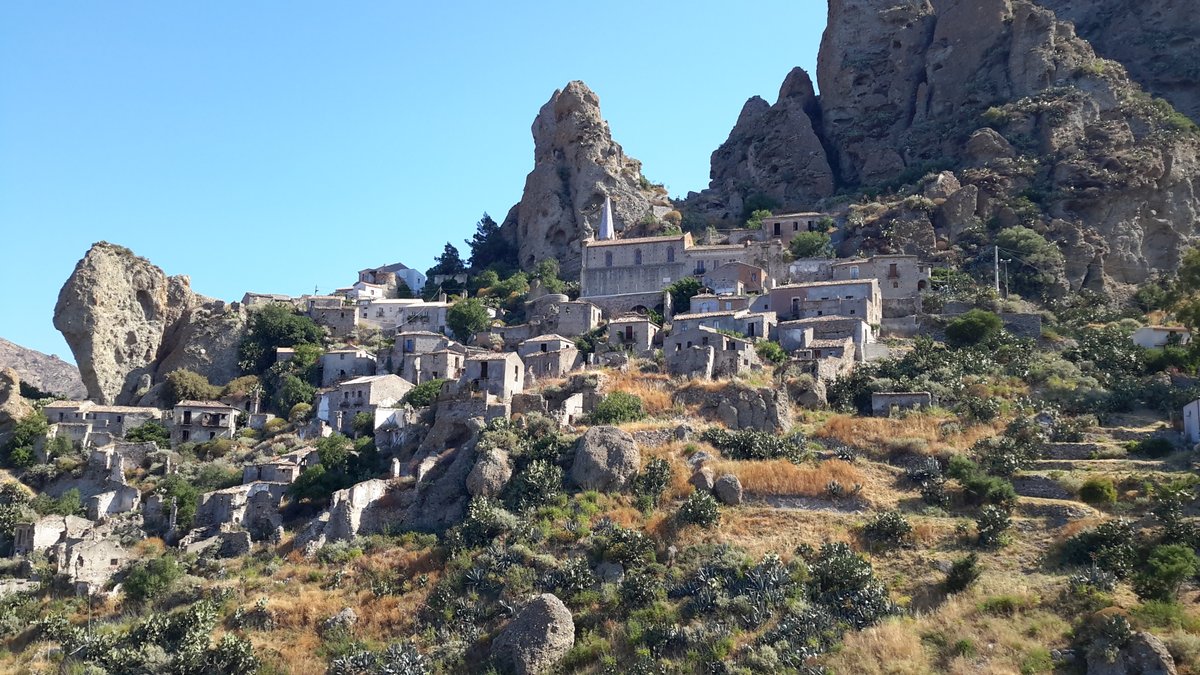 sevefaccin's tweet photo. @archeohistories Another village, called Pentedattilo, is to be found in Calabria, Southern Italy. Founded as a Greek colony in 640 BCE, it was abandoned in mid-1960 and is now slowly coming back to life again.
(📸 © Vallì Codolo)
#Pentedattilo #Calabria #Greek_colony #Codolo https://t.co/7ASyKlopvU